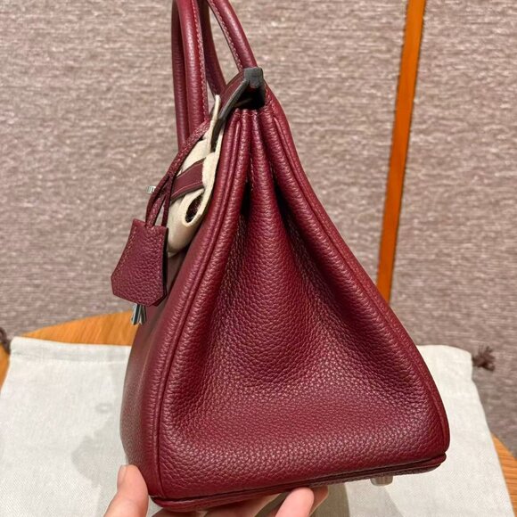 Classic Hermes Bag: A Stylish and Versatile Choice for Elegance - Picture 4 of 6